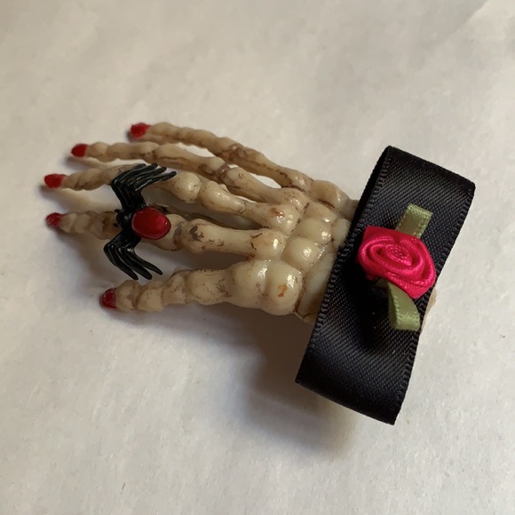 Skeleton hair clip with bow & black widow barrette - Picture 4 of 14